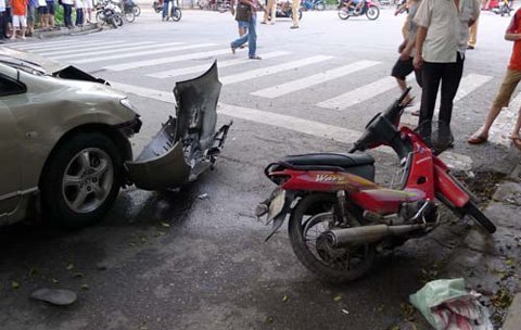 Hà Nội: "Xe điên" đâm 4 xe máy, 1 người chết - 7