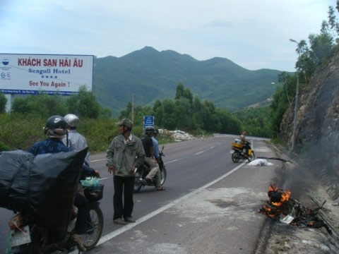 Xe tay ga cháy rụi không thể nhận dạng, Tin tức trong ngày, chay xe tay ga, chay xe, xe boc chay, xe tu boc chay, chay no xe hang lot, xang dom, xang pha phu gia, gia xang, tang gia xang, chat luong xang, bao, tin hay, tin hot, tin tuc