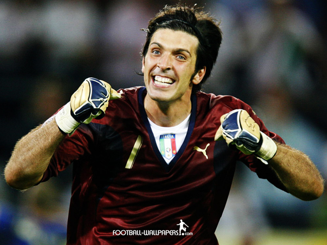 Buffon vẫn là chỗ dựa vững chắc trước khung thành.