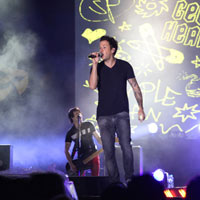 Fans Việt "điên đảo" vì Simple Plan