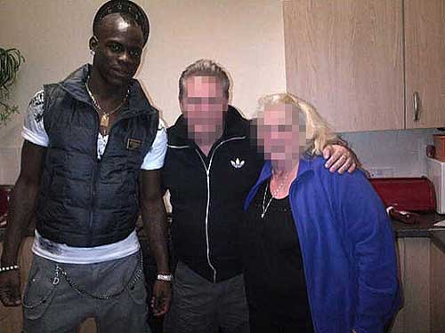 Balotelli lẵng nhẵng theo đuôi gái lạ, Tin bên lề bóng đá, Bóng đá, balotelli, mario balotelli, super mario, scandal balotelli, euro, euro 2012, bong da, bong da 24h, bao bong da, ket qua bong da, lich euro