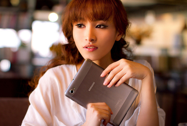 Cùng với chiếc máy tính bảng Samsung Galaxy Tab, mỹ nhân xứ Đài đã có những giây phút thảnh thơi giải trí để bù đắp lại những giờ phút làm việc căng thẳng.