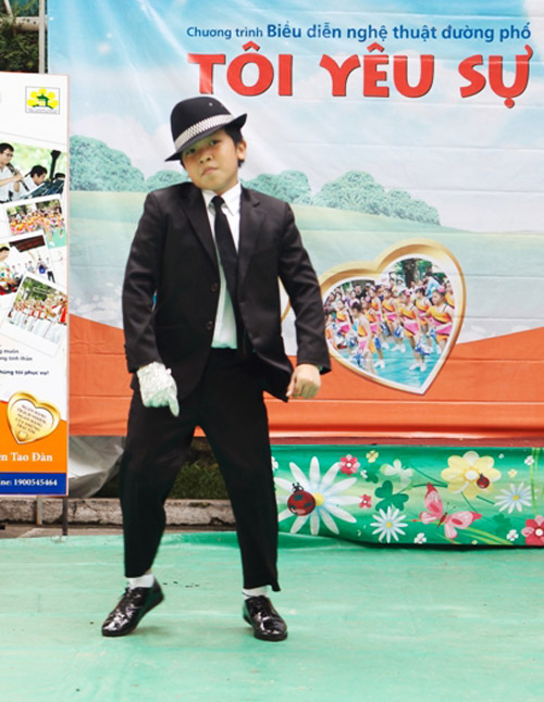 Bắt gặp Michael Khoa chạy sô, Ca nhạc - MTV, michael khoa, chay so, quoc te thieu nhi, cong vien tao dan, toi yeu su chia se