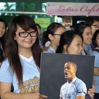Fan háo hức đón Kompany đến Việt Nam