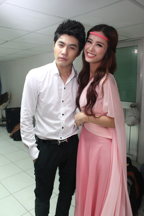 Noo Phước Thịnh "tình tứ" Đông Nhi, Mặt sau cánh gà, Ca nhạc - MTV, Dong Nhi, Noo Phuoc Thinh, Ha Ho, Ho Ngoc Ha, Khong Tu Quynh, Am nhac buoc nhay, hau truong, ca si, tin tuc
