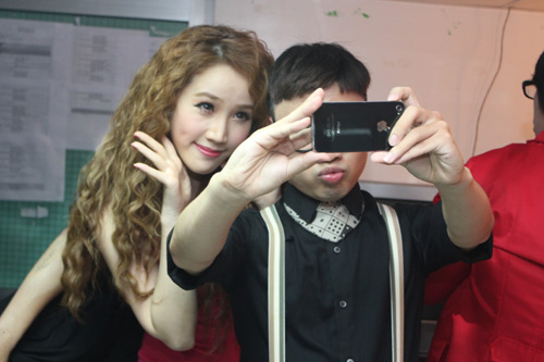 Noo Phước Thịnh "tình tứ" Đông Nhi, Mặt sau cánh gà, Ca nhạc - MTV, Dong Nhi, Noo Phuoc Thinh, Ha Ho, Ho Ngoc Ha, Khong Tu Quynh, Am nhac buoc nhay, hau truong, ca si, tin tuc