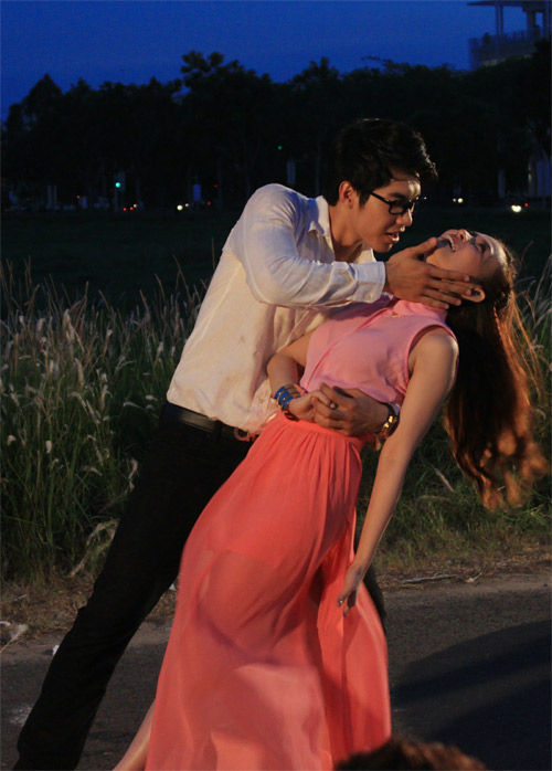 Nam Thành ôm hôn Thu Thủy, Ca nhạc - MTV, Nam Thanh, Thu Thuy, tinh tu, nguoi yeu, mv, clip, ca si, tin tuc