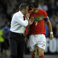 Ronaldo bỏ tập, BĐN rối như canh hẹ?