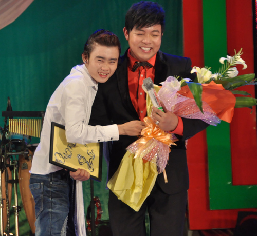 Quang Lê bị fan nam “cưỡng hôn”, Ca nhạc - MTV, Quang Le, liveshow quang le, Vu khuc by night, Khong phai tai chung minh, ca si hai ngoai, fan ham mo, ha my, duong ngoc thai, ca si