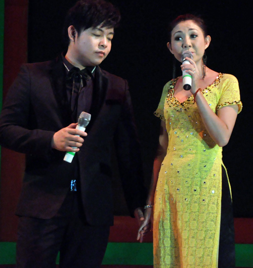 Quang Lê bị fan nam “cưỡng hôn”, Ca nhạc - MTV, Quang Le, liveshow quang le, Vu khuc by night, Khong phai tai chung minh, ca si hai ngoai, fan ham mo, ha my, duong ngoc thai, ca si