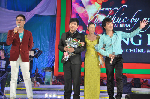 Quang Lê bị fan nam “cưỡng hôn”, Ca nhạc - MTV, Quang Le, liveshow quang le, Vu khuc by night, Khong phai tai chung minh, ca si hai ngoai, fan ham mo, ha my, duong ngoc thai, ca si
