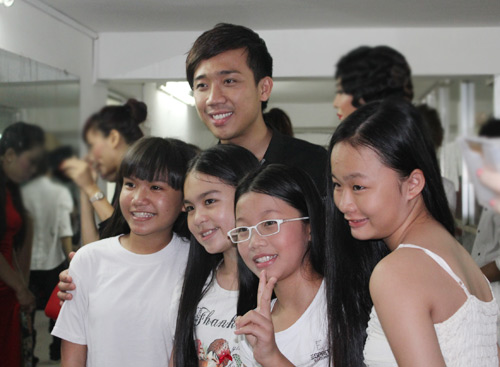 "Gái đẹp" Phi Long khiến Quang Lê vỡ tim, Sao ngoại-sao nội, Ca nhạc - MTV, Tran Thanh, Phi Long, gia gai, Quang Le, liveshow, ca si, tin tuc