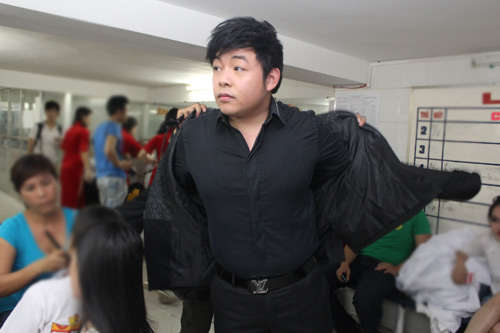"Gái đẹp" Phi Long khiến Quang Lê vỡ tim, Sao ngoại-sao nội, Ca nhạc - MTV, Tran Thanh, Phi Long, gia gai, Quang Le, liveshow, ca si, tin tuc