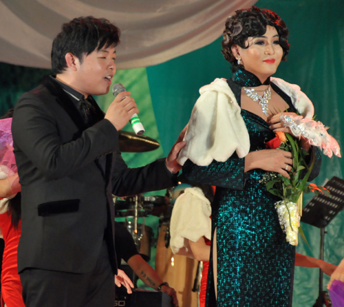 "Gái đẹp" Phi Long khiến Quang Lê vỡ tim, Sao ngoại-sao nội, Ca nhạc - MTV, Tran Thanh, Phi Long, gia gai, Quang Le, liveshow, ca si, tin tuc