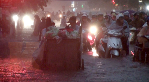 Người Hà Nội vật vã trong biển nước, Tin video, Tin tức trong ngày, ngap lut, ha noi, mua, xe chet may, lut, bao, tin tuc, tin hot, tin hay