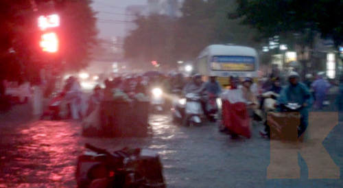 Người Hà Nội vật vã trong biển nước, Tin video, Tin tức trong ngày, ngap lut, ha noi, mua, xe chet may, lut, bao, tin tuc, tin hot, tin hay