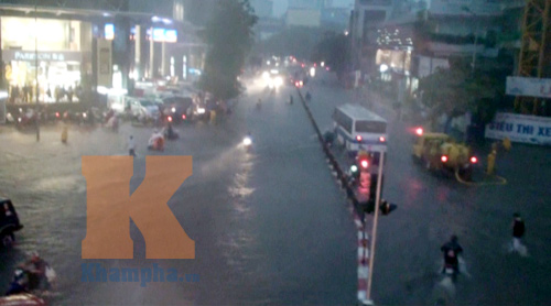 Người Hà Nội vật vã trong biển nước, Tin video, Tin tức trong ngày, ngap lut, ha noi, mua, xe chet may, lut, bao, tin tuc, tin hot, tin hay