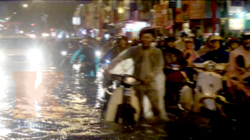 Người Hà Nội vật vã trong biển nước, Tin video, Tin tức trong ngày, ngap lut, ha noi, mua, xe chet may, lut, bao, tin tuc, tin hot, tin hay