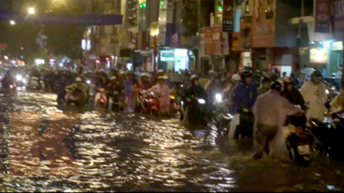 Người Hà Nội vật vã trong biển nước, Tin video, Tin tức trong ngày, ngap lut, ha noi, mua, xe chet may, lut, bao, tin tuc, tin hot, tin hay