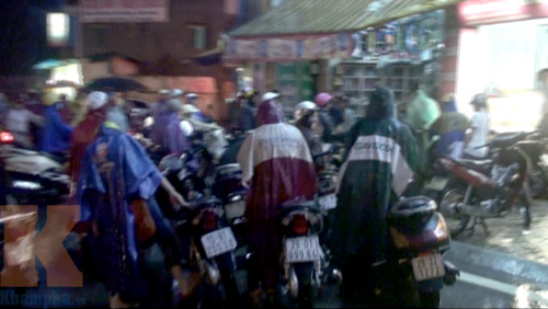 Người Hà Nội vật vã trong biển nước, Tin video, Tin tức trong ngày, ngap lut, ha noi, mua, xe chet may, lut, bao, tin tuc, tin hot, tin hay