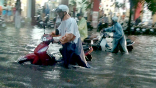 Người Hà Nội vật vã trong biển nước, Tin video, Tin tức trong ngày, ngap lut, ha noi, mua, xe chet may, lut, bao, tin tuc, tin hot, tin hay