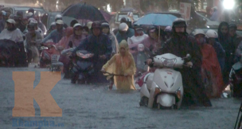 Người Hà Nội vật vã trong biển nước, Tin video, Tin tức trong ngày, ngap lut, ha noi, mua, xe chet may, lut, bao, tin tuc, tin hot, tin hay