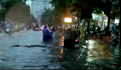 Người Hà Nội vật vã trong biển nước, Tin video, Tin tức trong ngày, ngap lut, ha noi, mua, xe chet may, lut, bao, tin tuc, tin hot, tin hay