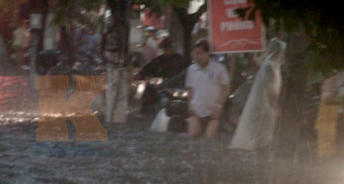 Người Hà Nội vật vã trong biển nước, Tin video, Tin tức trong ngày, ngap lut, ha noi, mua, xe chet may, lut, bao, tin tuc, tin hot, tin hay