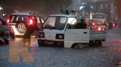 Người Hà Nội vật vã trong biển nước, Tin video, Tin tức trong ngày, ngap lut, ha noi, mua, xe chet may, lut, bao, tin tuc, tin hot, tin hay
