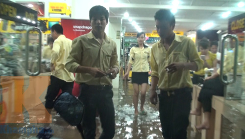 Người Hà Nội vật vã trong biển nước, Tin video, Tin tức trong ngày, ngap lut, ha noi, mua, xe chet may, lut, bao, tin tuc, tin hot, tin hay