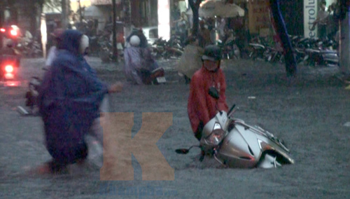 Người Hà Nội vật vã trong biển nước, Tin video, Tin tức trong ngày, ngap lut, ha noi, mua, xe chet may, lut, bao, tin tuc, tin hot, tin hay