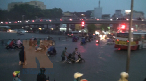 Người Hà Nội vật vã trong biển nước, Tin video, Tin tức trong ngày, ngap lut, ha noi, mua, xe chet may, lut, bao, tin tuc, tin hot, tin hay