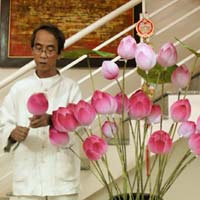 Người phục hồi làm hoa sen bằng giấy