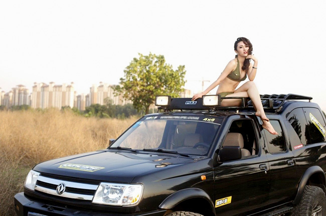 Từng đường cong thon thả, nuột nà của chân dài bên chiếc SUV như tiếp sinh khí, sức mạnh cho chuyến đi thêm thành công.