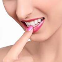 Nhai một bên khiến chân răng dài ra
