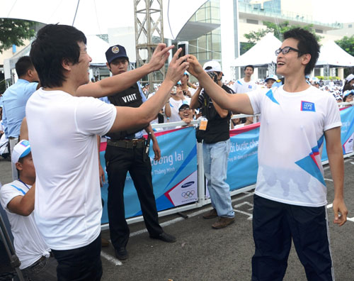 Thắp lửa Olympic bằng công nghệ, Thời trang Hi-tech, 