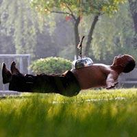 Dùng bụng "hút" chậu để treo người lơ lửng