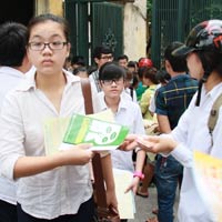 Học sinh, phụ huynh đi thi bị 'vây hãm'