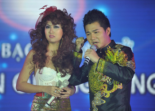 Lý Nhã Kỳ lúng túng làm MC, Ca nhạc - MTV, Ly Nha Ky, Phi Thanh Van, tau hai, Van Quang Long, Lam Vu, liveshow, Ngoc Son, Hac bach cong tu, ca si, tin tuc