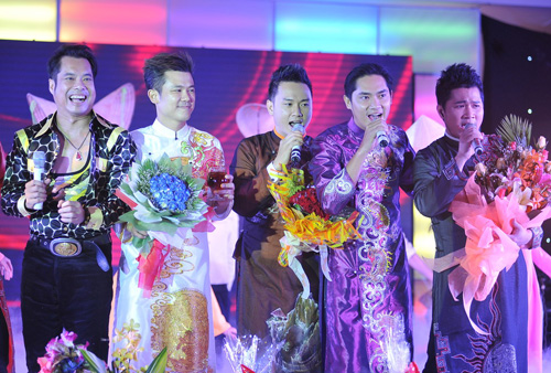 Lý Nhã Kỳ lúng túng làm MC, Ca nhạc - MTV, Ly Nha Ky, Phi Thanh Van, tau hai, Van Quang Long, Lam Vu, liveshow, Ngoc Son, Hac bach cong tu, ca si, tin tuc