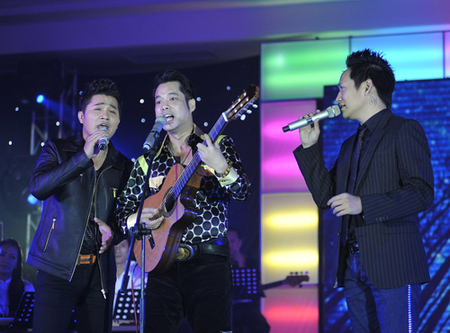 Lý Nhã Kỳ lúng túng làm MC, Ca nhạc - MTV, Ly Nha Ky, Phi Thanh Van, tau hai, Van Quang Long, Lam Vu, liveshow, Ngoc Son, Hac bach cong tu, ca si, tin tuc