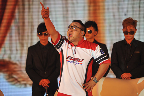 Lý Nhã Kỳ lúng túng làm MC, Ca nhạc - MTV, Ly Nha Ky, Phi Thanh Van, tau hai, Van Quang Long, Lam Vu, liveshow, Ngoc Son, Hac bach cong tu, ca si, tin tuc