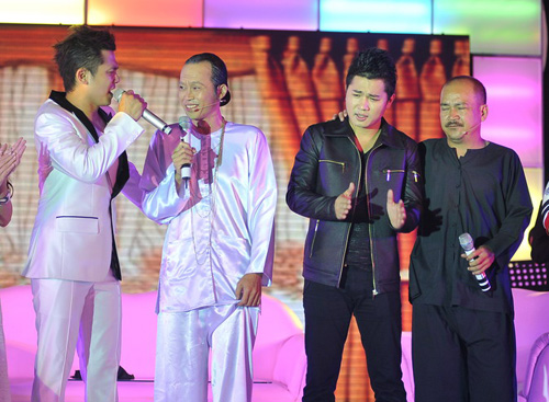 Lý Nhã Kỳ lúng túng làm MC, Ca nhạc - MTV, Ly Nha Ky, Phi Thanh Van, tau hai, Van Quang Long, Lam Vu, liveshow, Ngoc Son, Hac bach cong tu, ca si, tin tuc