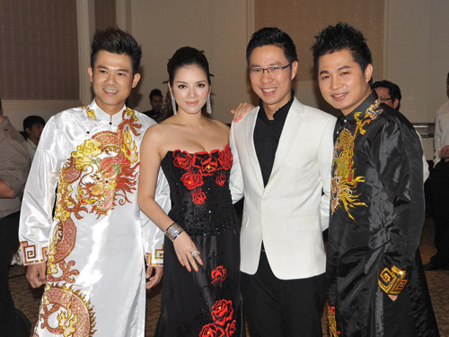 Lý Nhã Kỳ lúng túng làm MC, Ca nhạc - MTV, Ly Nha Ky, Phi Thanh Van, tau hai, Van Quang Long, Lam Vu, liveshow, Ngoc Son, Hac bach cong tu, ca si, tin tuc