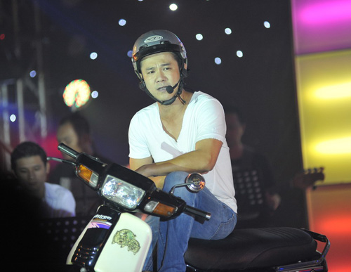 Lý Nhã Kỳ lúng túng làm MC, Ca nhạc - MTV, Ly Nha Ky, Phi Thanh Van, tau hai, Van Quang Long, Lam Vu, liveshow, Ngoc Son, Hac bach cong tu, ca si, tin tuc