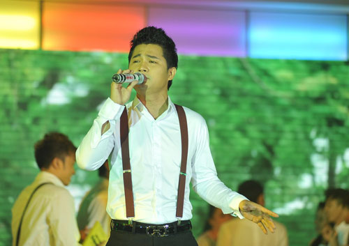 Lý Nhã Kỳ lúng túng làm MC, Ca nhạc - MTV, Ly Nha Ky, Phi Thanh Van, tau hai, Van Quang Long, Lam Vu, liveshow, Ngoc Son, Hac bach cong tu, ca si, tin tuc