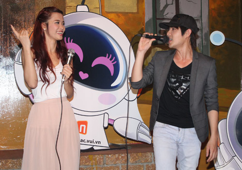 Đông Nhi đút cho bạn trai ăn bằng... miệng, Ca nhạc - MTV, Dong Nhi, Ong Cao Thang, giao luu, dut do an, cap doi, hen ho, ca si, tin tuc