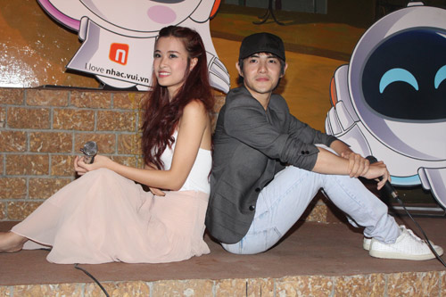 Đông Nhi đút cho bạn trai ăn bằng... miệng, Ca nhạc - MTV, Dong Nhi, Ong Cao Thang, giao luu, dut do an, cap doi, hen ho, ca si, tin tuc