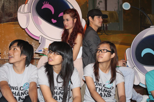 Đông Nhi đút cho bạn trai ăn bằng... miệng, Ca nhạc - MTV, Dong Nhi, Ong Cao Thang, giao luu, dut do an, cap doi, hen ho, ca si, tin tuc