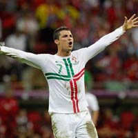 Ronaldo vs TBN: Bàn đạp lên đỉnh số 1